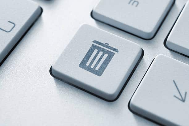 Computer button on a keyboard with recycle bin icon symbol